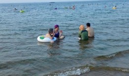 在大海中吃瓜,瓜果飘香的海上美食之旅