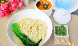 李村甜水面吃瓜,夏日吃瓜新风尚，甜蜜滋味尽在其中