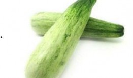 吃羊角脆瓜,夏日消暑佳品，口感脆爽回味无穷