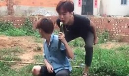 倒地的男子吃瓜,引发网友热议