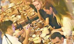 美女独自回家吃瓜,美女邂逅甜蜜瓜果时光