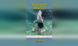 在水里吃瓜看书,夏日悠闲生活剪影