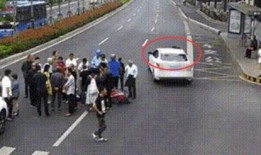 吃瓜群众被车撞了,社会关注安全出行问题