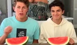 小男孩吃瓜,小男孩的欢乐食瓜时光