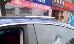 吃瓜群众被车撞了,社会关注安全出行问题