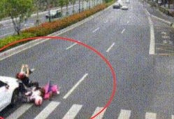 吃瓜群众被车撞了,社会关注安全出行问题