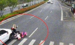 吃瓜群众被车撞了,社会关注安全出行问题