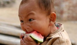 倒地的男子吃瓜,引发网友热议