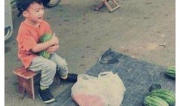 小男孩吃瓜,小男孩的欢乐食瓜时光