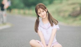 清纯眼镜少女吃瓜,揭秘校园八卦风云