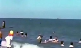 在大海中吃瓜,瓜果飘香的海上美食之旅