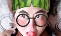 夏天吃瓜笑哈哈,欢乐无限笑颜